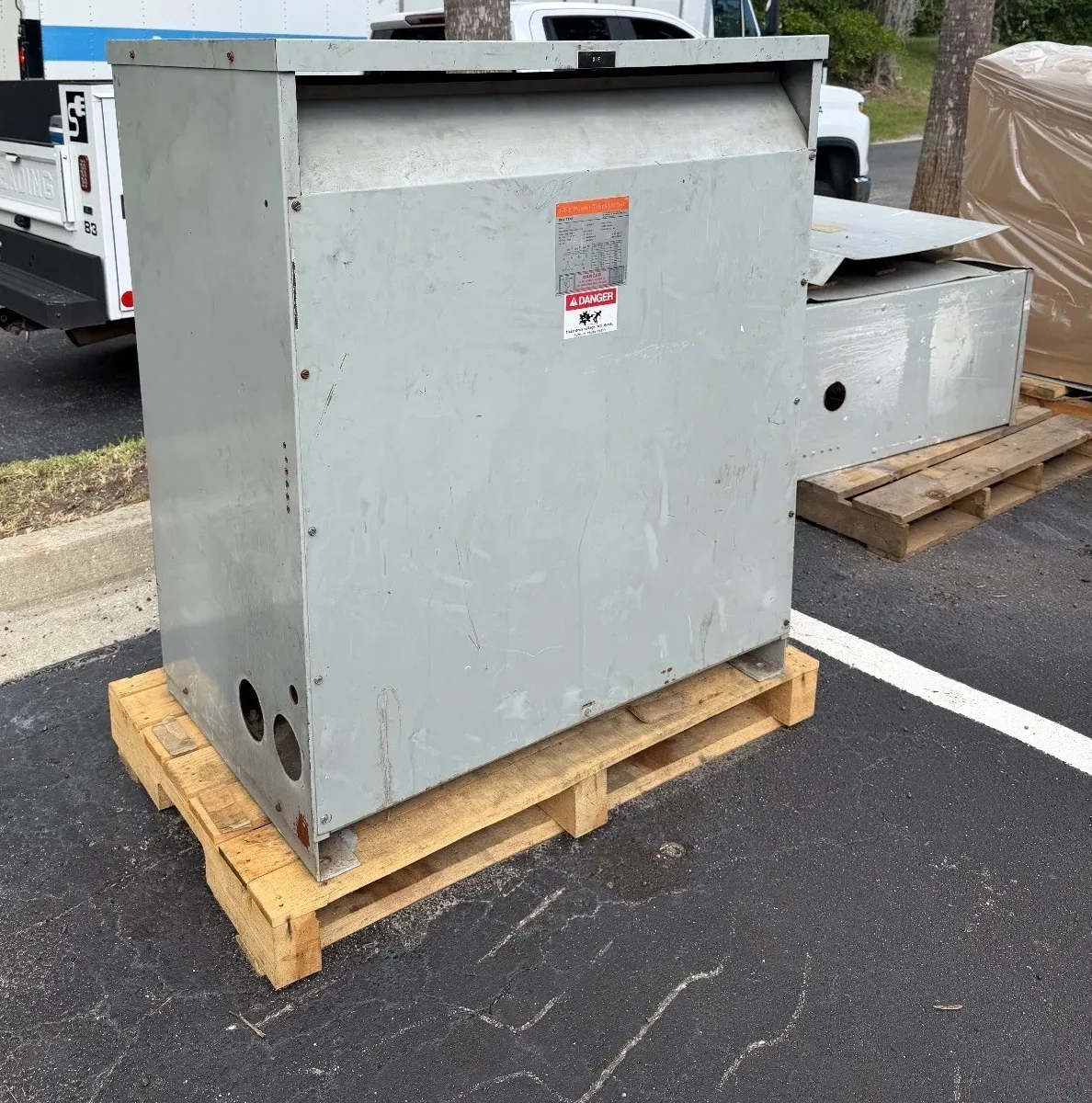 Dry-type transformer on a pallet