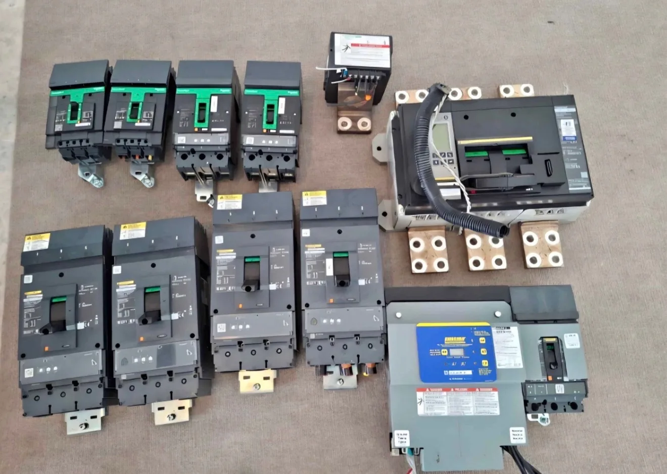 Molded case and power circuit breakers laid out for pickup
