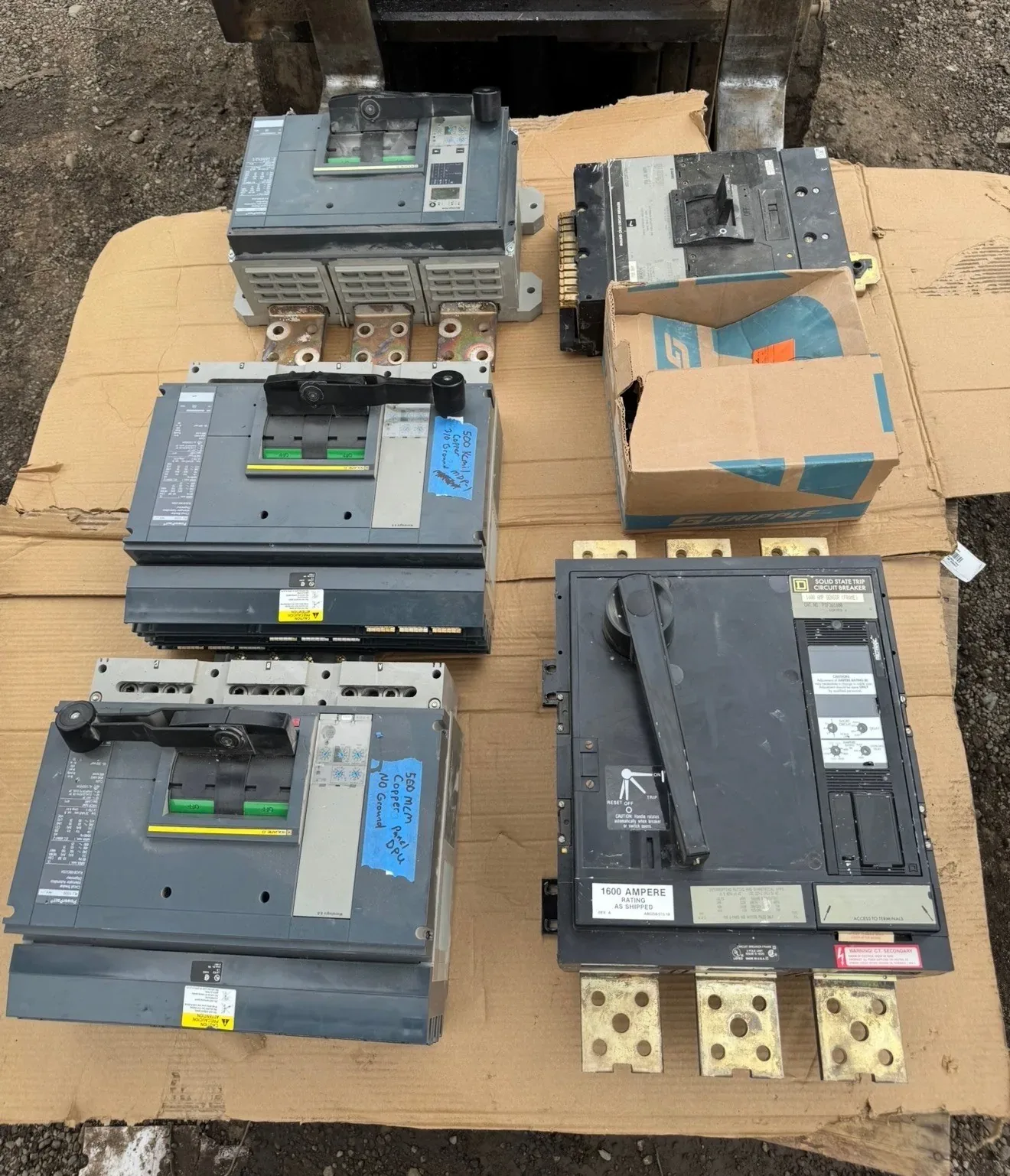 Large frame circuit breakers on a pallet